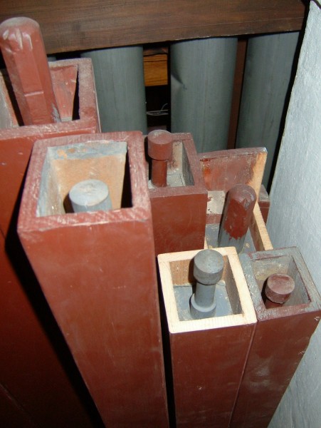 Die frühere Orgel der Kirche